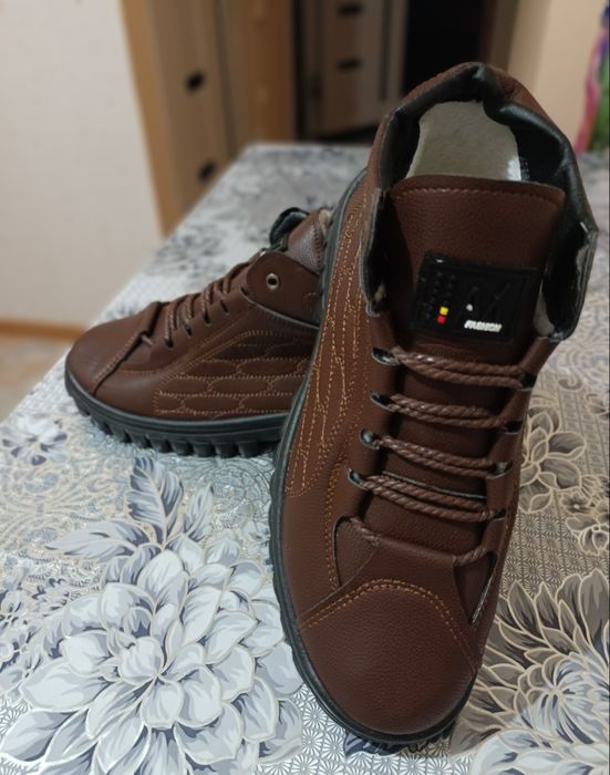 Продаю мужские ботинки.