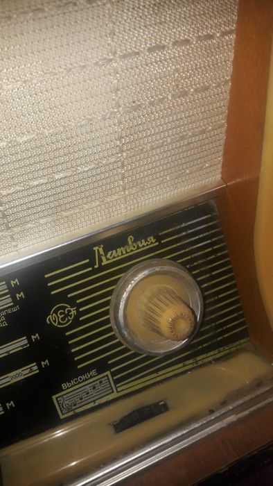 Radio vechi pe lămpi de vinzare