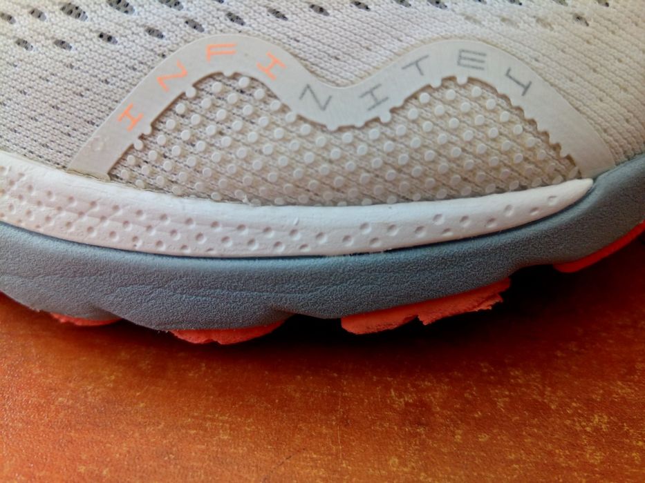 Under Armour HOVR Infinite 4 Номер 39 Стелка 26 см. 100% Оригинални