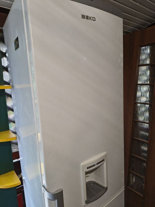 Vand frigider Beko defect