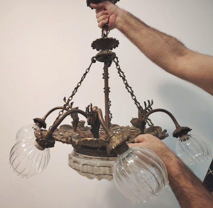 Candelabru antic din bronz masiv in stil francez și sticla centrala ,6 brațe cu abajoare din sticla model lalea,piesa foarte masiva cu o lucrătură de