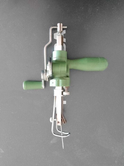 Професионална машинка за шиене