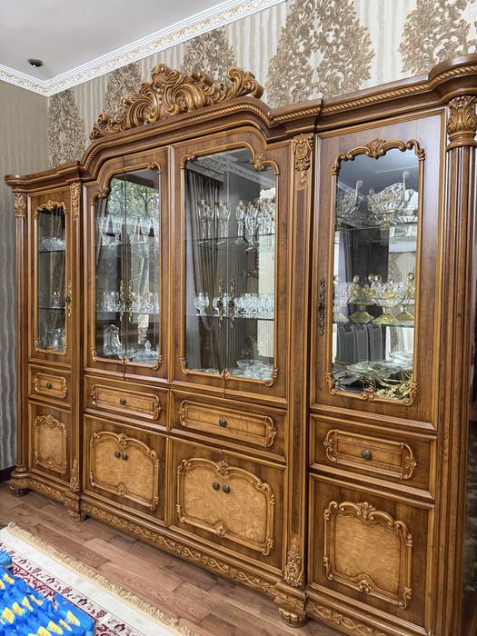 Стенка с комодом и зеркалой