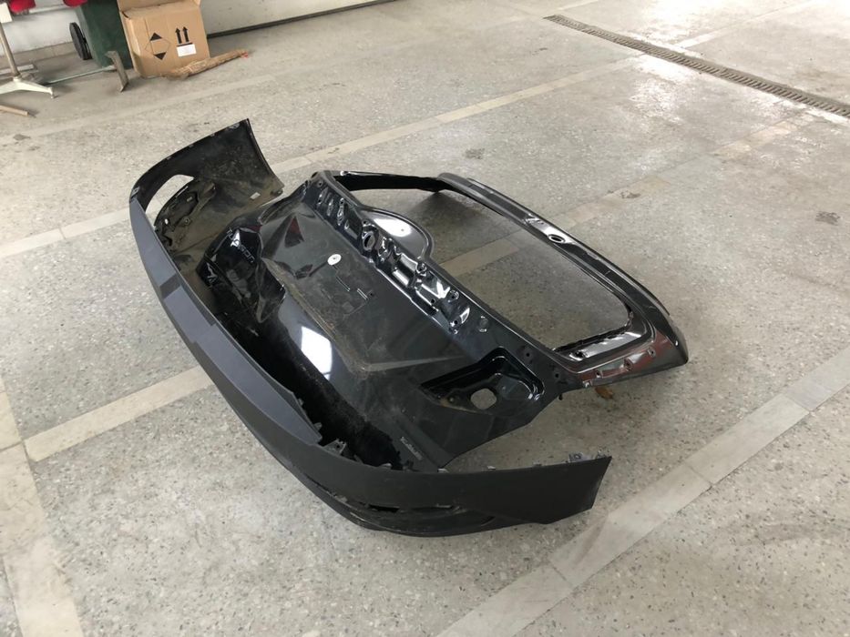 Продам бампер и крышку оригинал