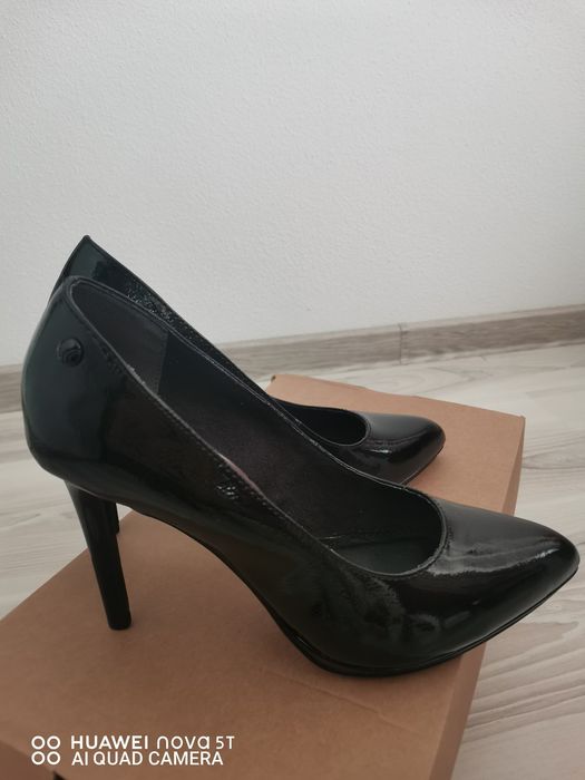Vând pantofi lăcuiți eleganti noi