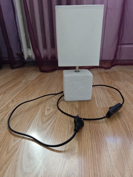 Lampă de masă albă