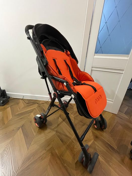 Десткая прогулочная коляска