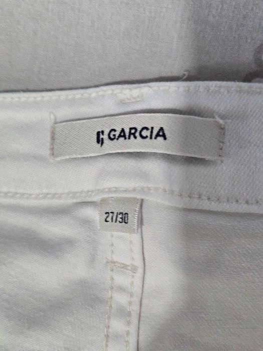 Blugi albi Garcia . Slim fit jeans..