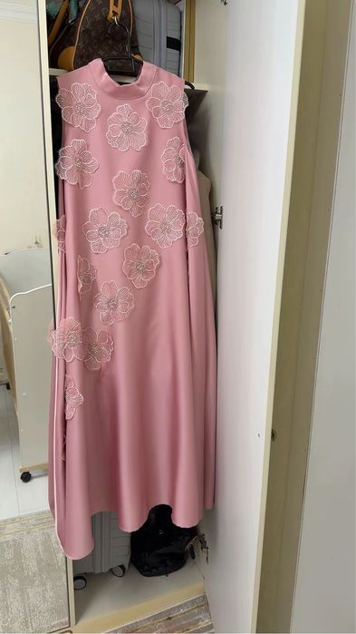 Киімдер сатылуда