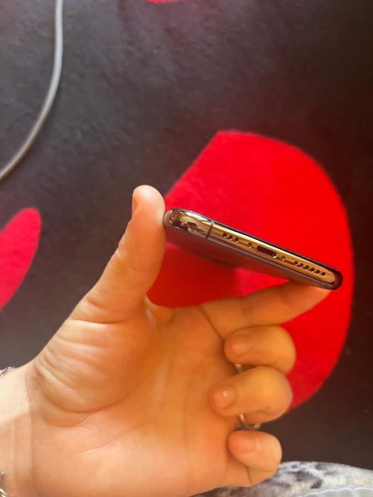 Vand iphone 11 pro 256 GB spart pe spate