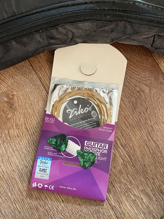 Продам гитару + сменные струны