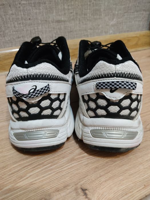 Кроссовки фирменые размеры 42 и 41