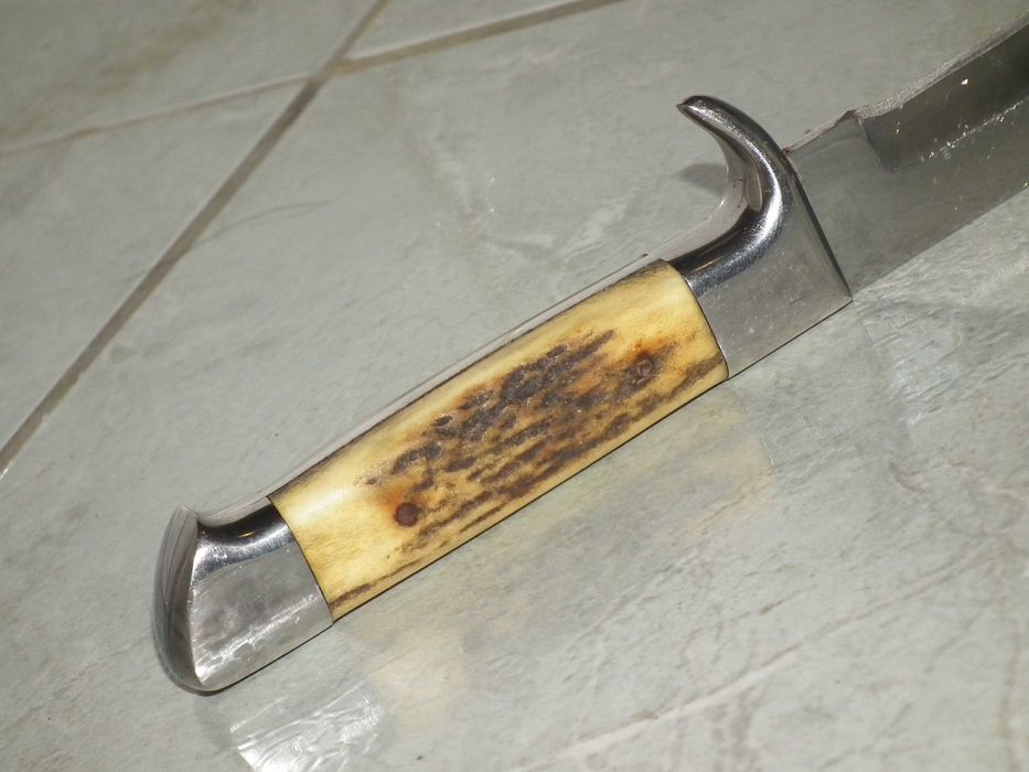 Cutit de vánátoare maghiar cu plásele din corn Magyar Diósgyőri Művek (Diósgyőri Acélművek)