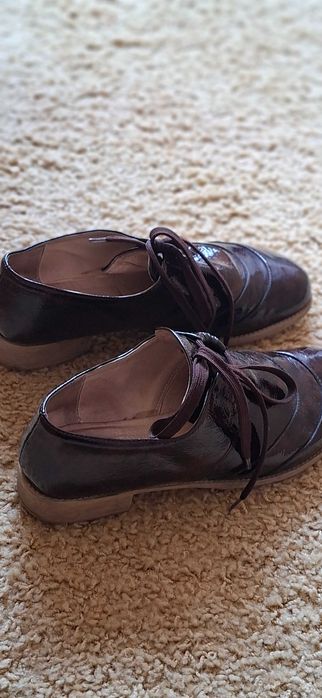 Pantofi de toamna , nr 39,din piele lucioasa, cu piele si pe interior