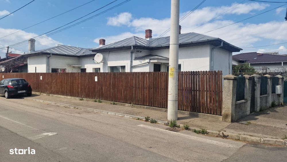 Casă rezidențială din cărămidă cu garaj și pivniță