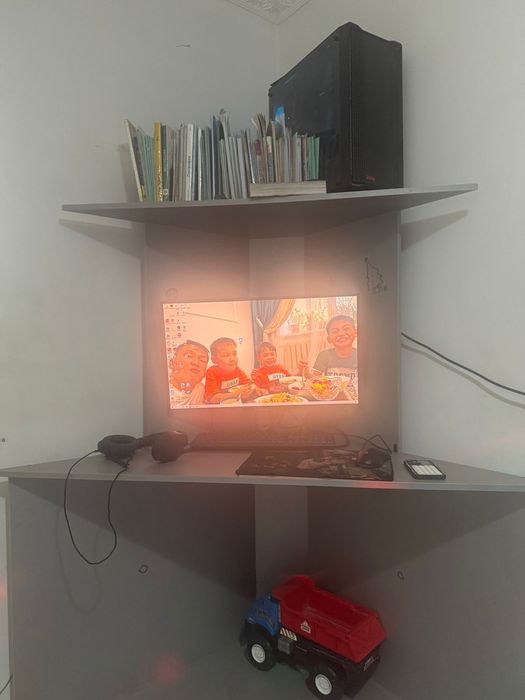 Компьютерный стол без повреждений