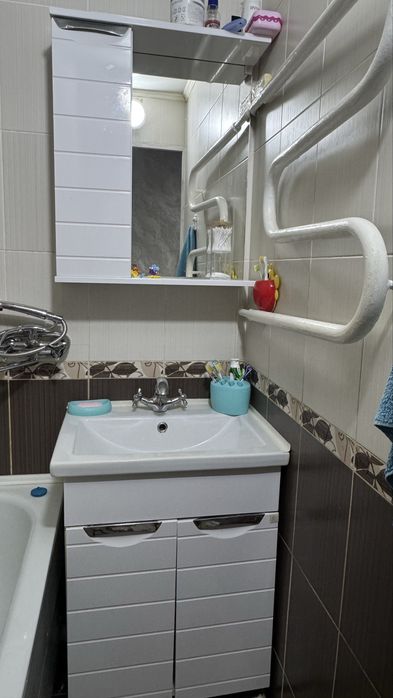 Продам тумбу с раковиной и зеркало в ванную
