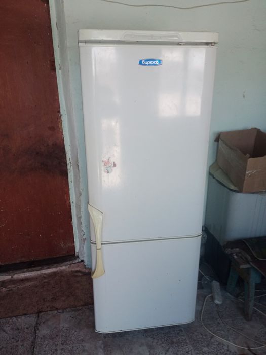 Продам двухкамерный холодильник Бирюса рабочи морозить , доставка бесп