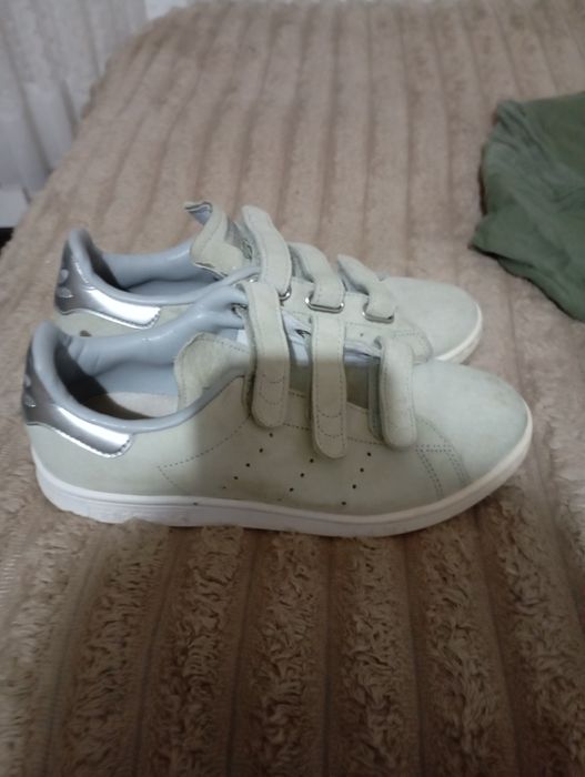 Суйчер и кецове на Адидас с нормални следи от употреба