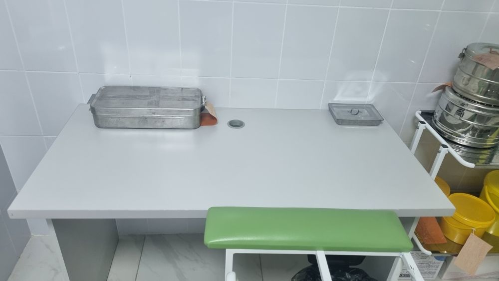 Продам кушетку и процедурный стол
