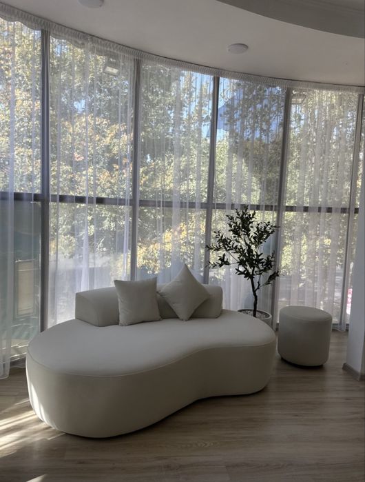 Дизайнерский диван, пуф + подушки