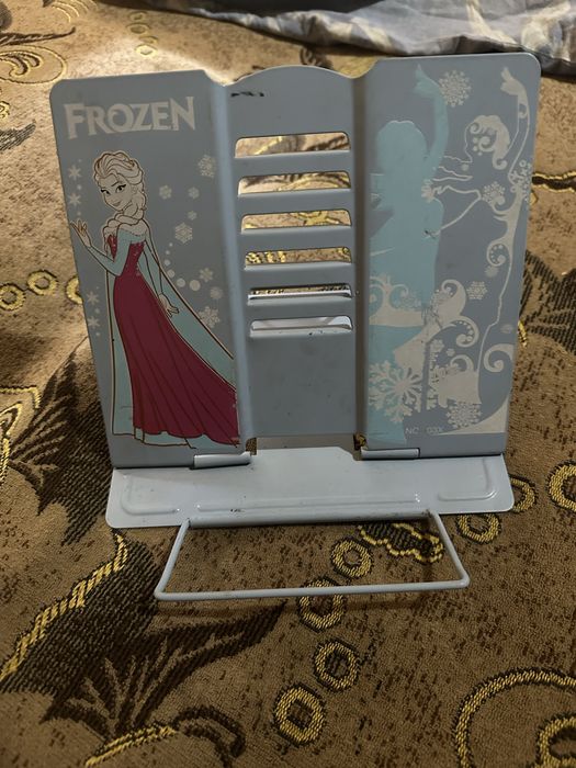 Подставка железная для книг в идеальном состоянии