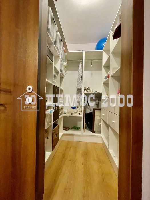 Напълно обзаведен тристаен апартамент с ПАРКОМЯСТО в района на ОКРБ