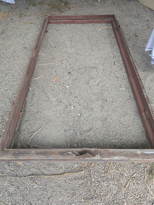 Металлическая дверь с затворками