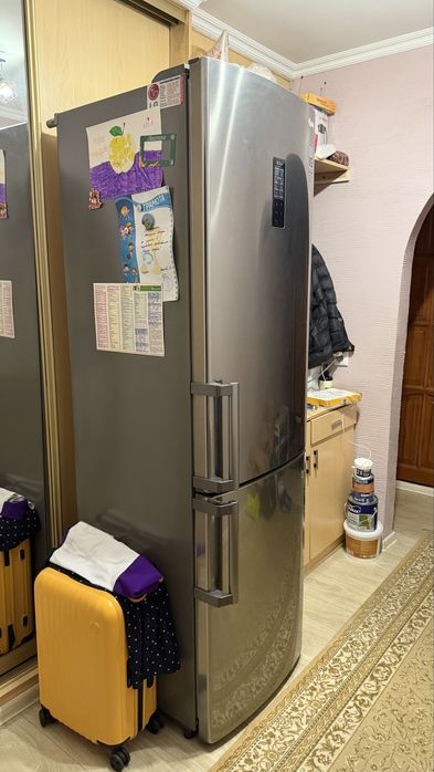 Холодильник LG. Серого цвета