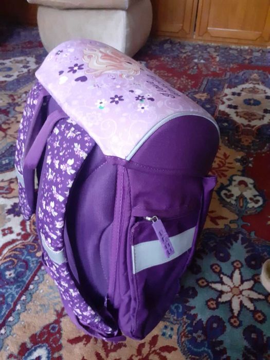 Раница за училище момиче