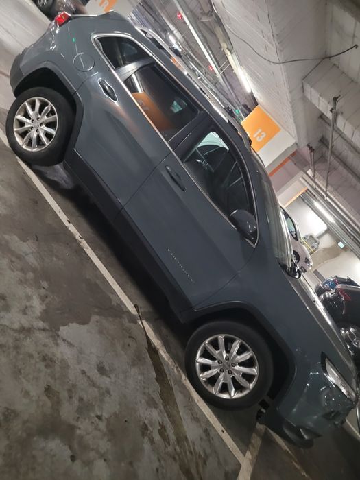 Vând Jeep Cherokee Limited