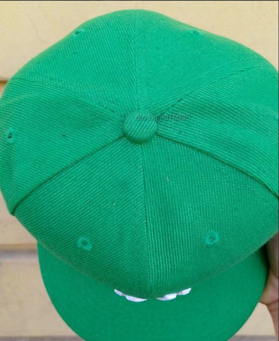 Раперска шапка с козирка.