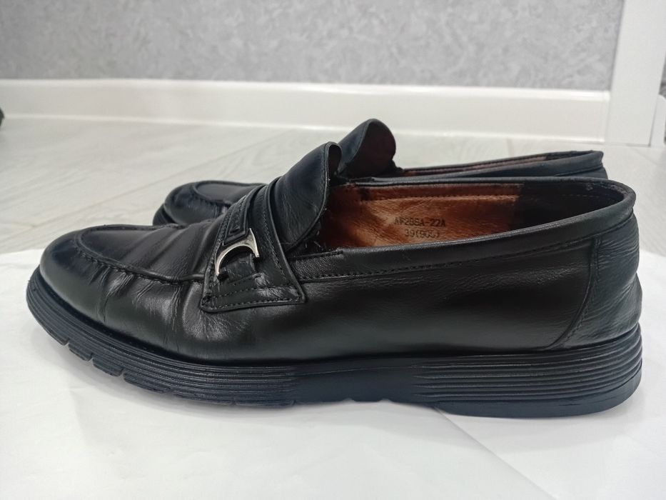 Чёрные кожаные лоферы 39 размера