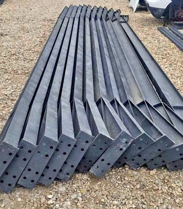 Vând hale metalice  noi facem ori ce dimensiune pe comanda suntem 
10x20x4m 
5ferme 
10stalpi 
10cuzineti 
Prindere cu suruburi 
Preț 3000euro