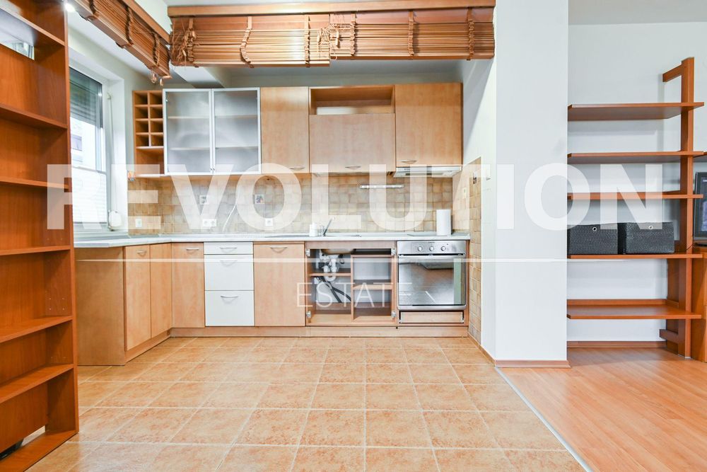 Тристаен апартамент в ж.к. Гоце Делчев.