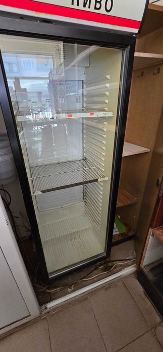 Продавам вертикална хладилна витрина