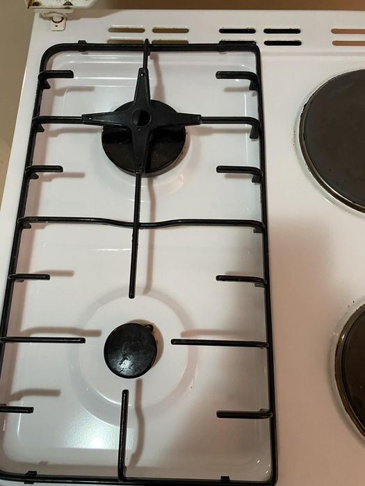 Готварска печка Beko с 2 газови и 2 ел котлона и фурна