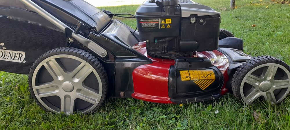 Masina de tuns iarba cu autopropulsie și motor Briggs&Stratton 5.5 cp