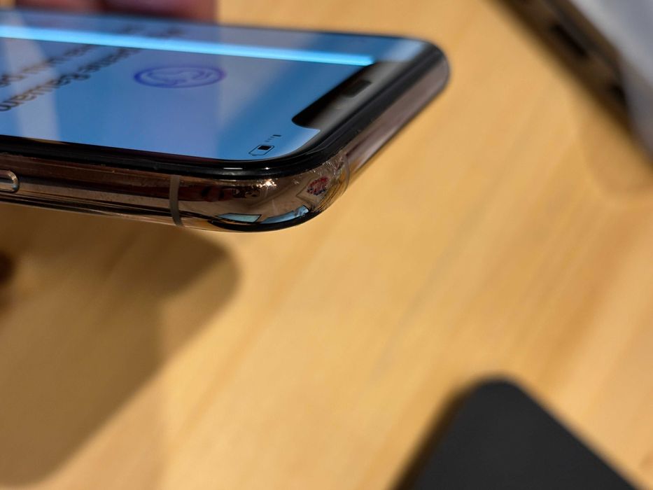 iPhone XS с лента на екрана