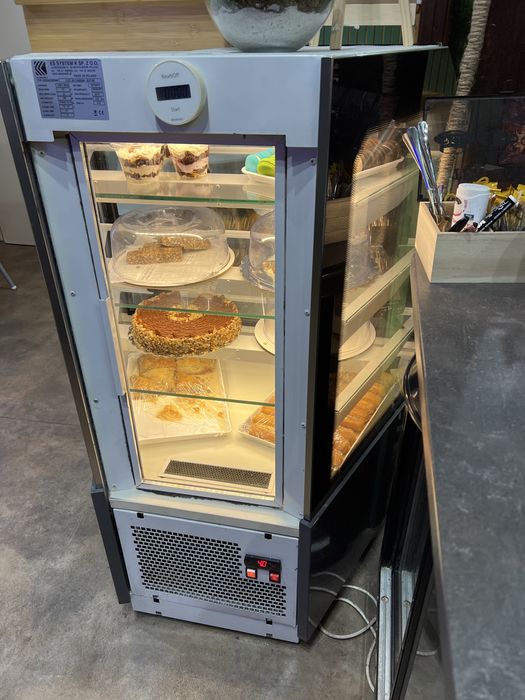 Ъглова сладкарска витрина