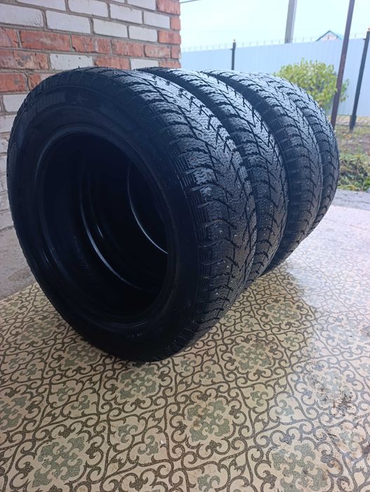 Продам шипованную резину.