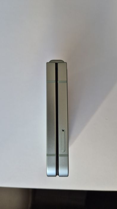 Samsung Z Flip 6. 2300 lei.