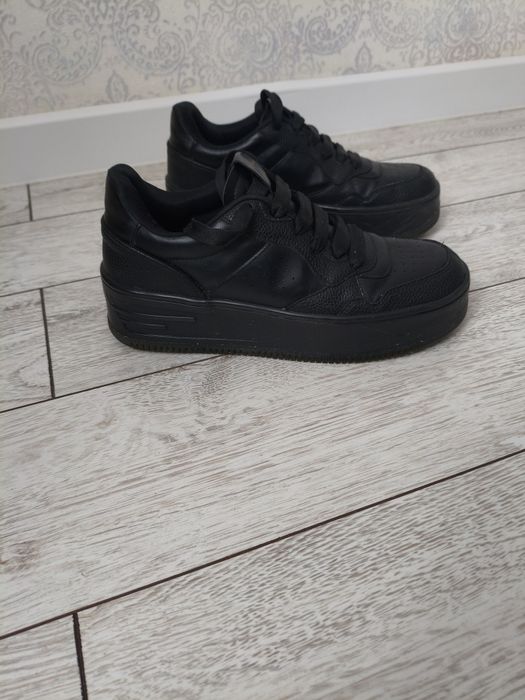 Продам стильные кроссовки