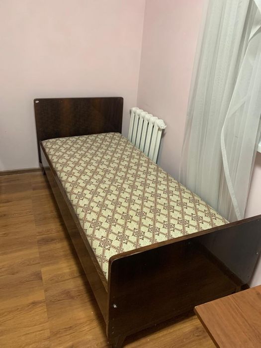 Кровать с матрацом , стол маленький