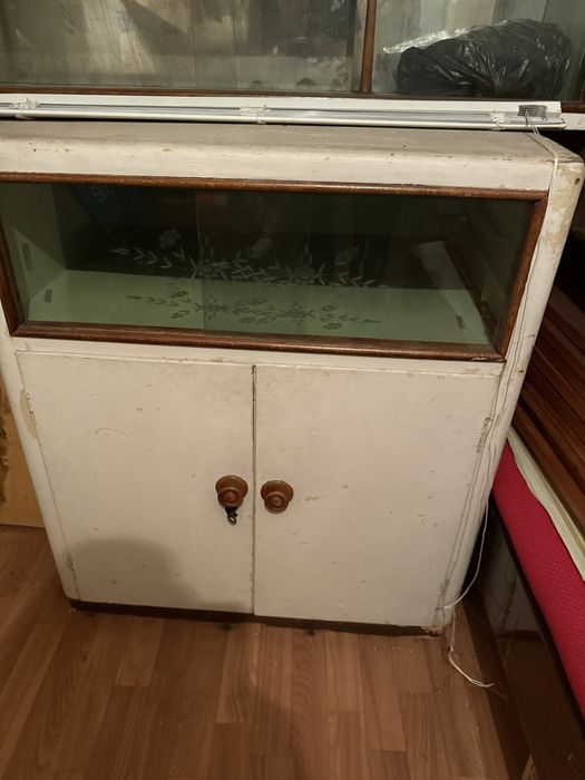 Подарявам шкаф от масивна дървесина и надстройки