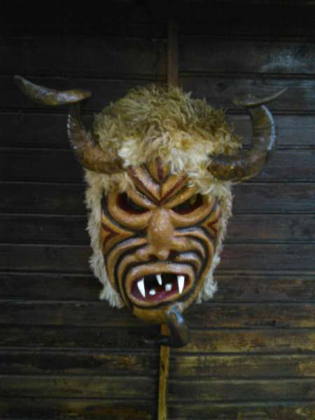 Изработка на сурвакарски маски