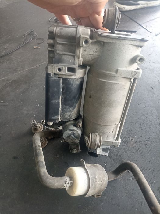 Компресор и разпределител за въздушно окачване  mercedes CLS 320 2007