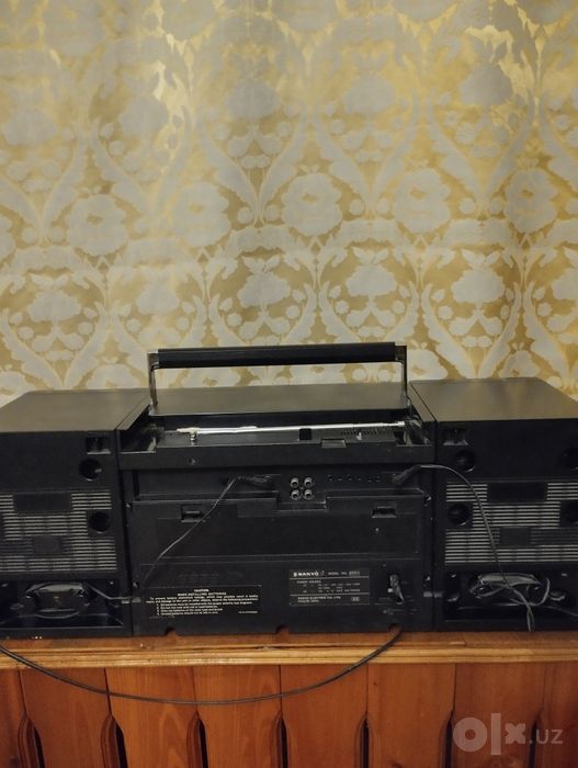 Магнитола  sanyo mtw 55 в рабочем состоянии  радио и оба кармана