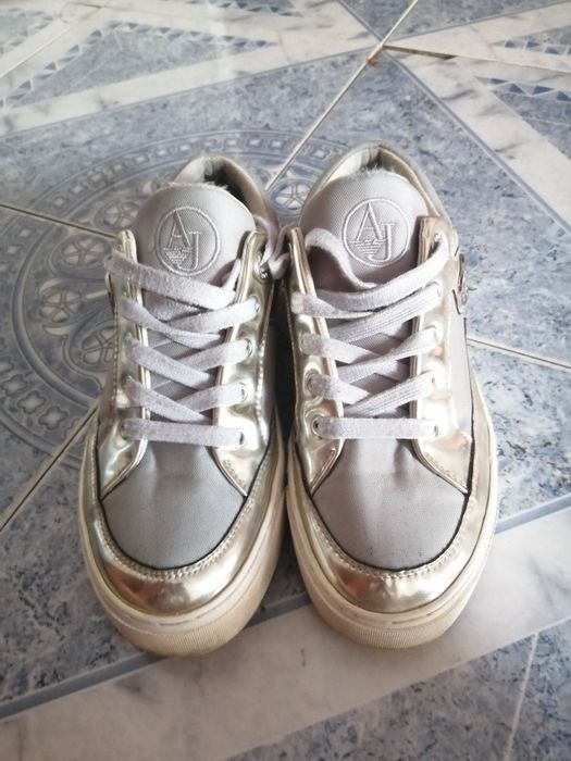 Vând adidași Armani