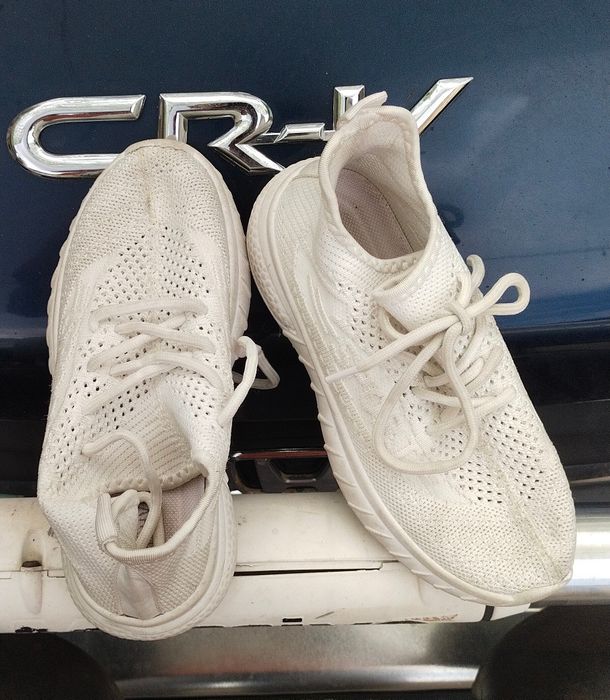 Продается детская обувь.